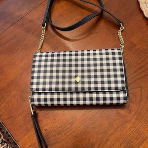 NWOT Crown & Ivy crossbody wallet. Has a chain strap. Navy Gingham.
